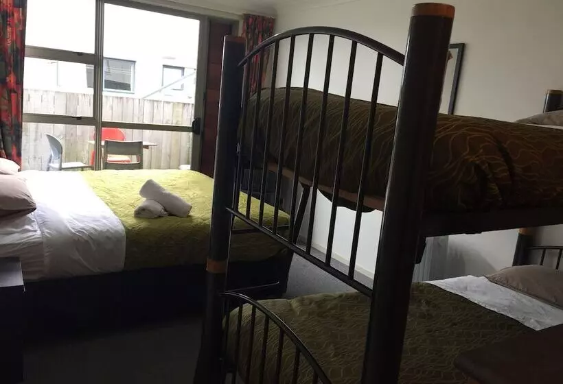 הוסטל Tiki Lodge Backpackers