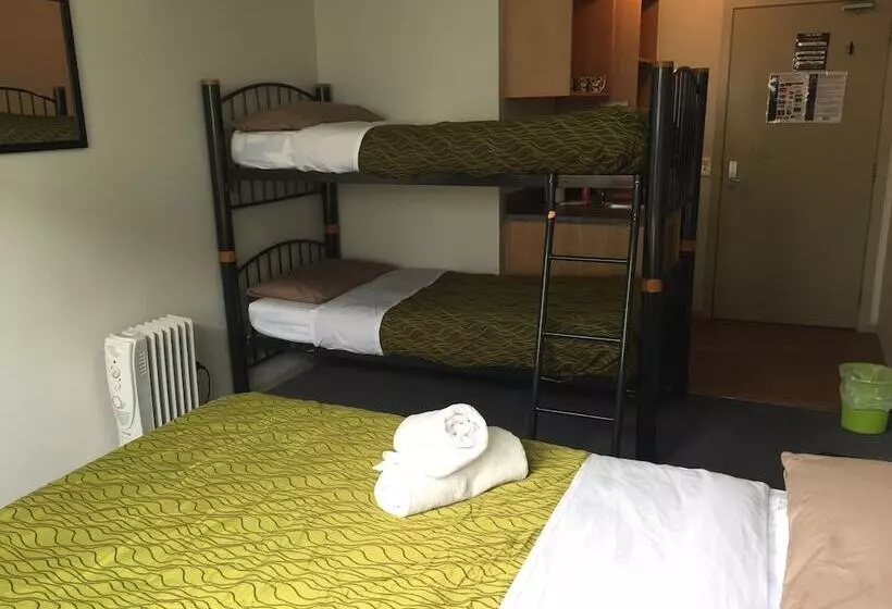 הוסטל Tiki Lodge Backpackers