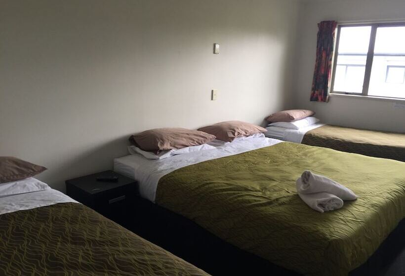 הוסטל Tiki Lodge Backpackers