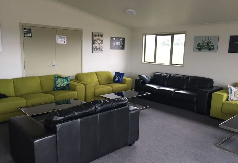 הוסטל Tiki Lodge Backpackers