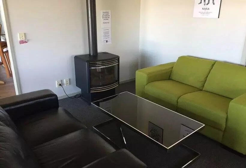 הוסטל Tiki Lodge Backpackers