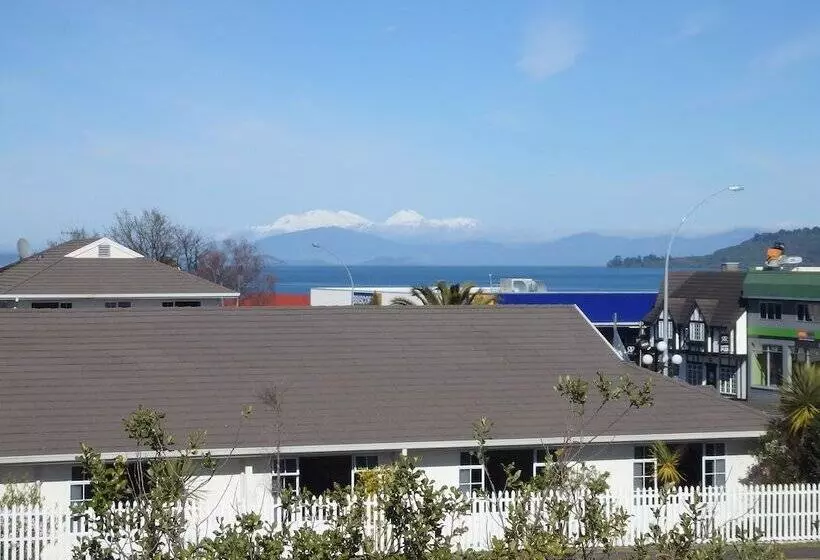 הוסטל Tiki Lodge Backpackers