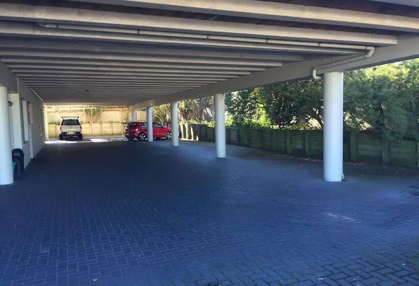 הוסטל Tiki Lodge Backpackers