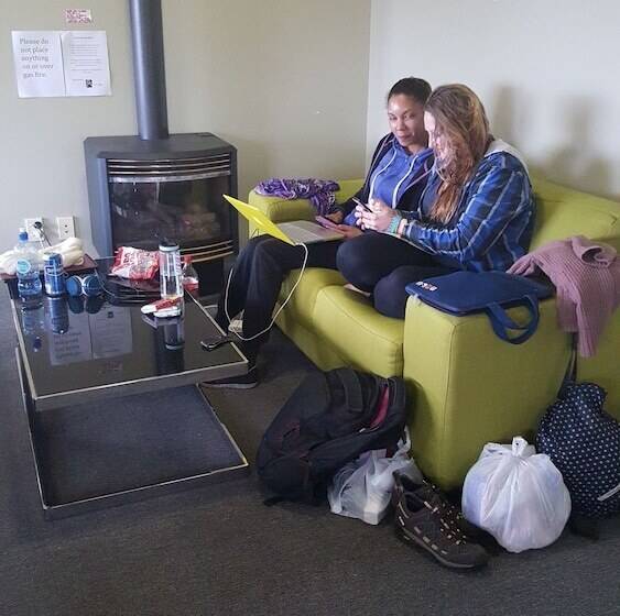 הוסטל Tiki Lodge Backpackers