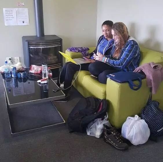 הוסטל Tiki Lodge Backpackers