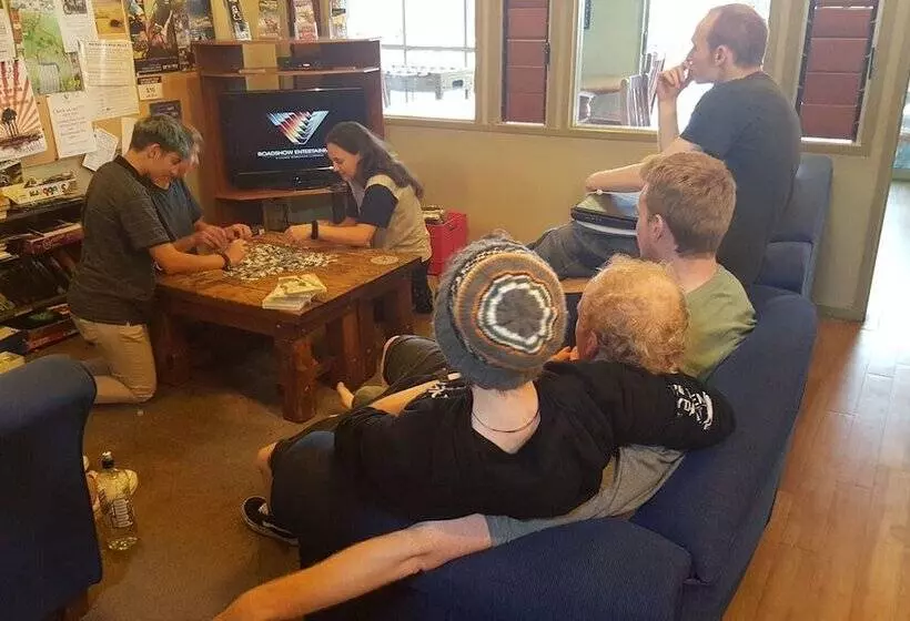 הוסטל Tiki Lodge Backpackers