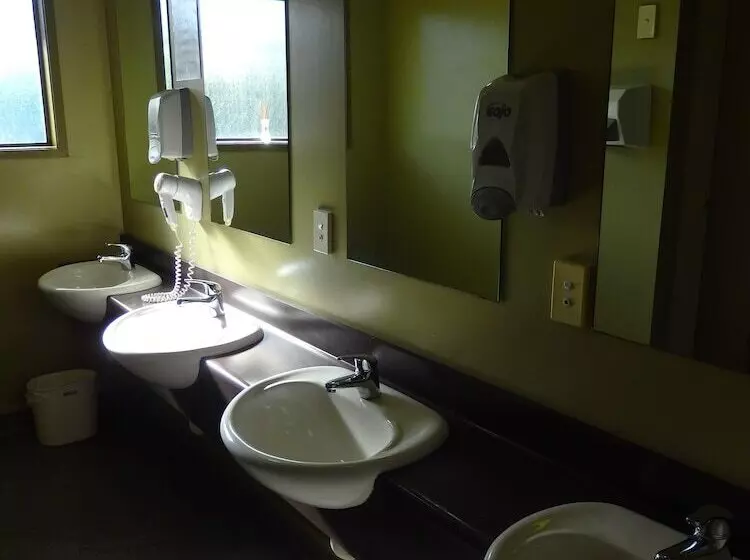 הוסטל Tiki Lodge Backpackers