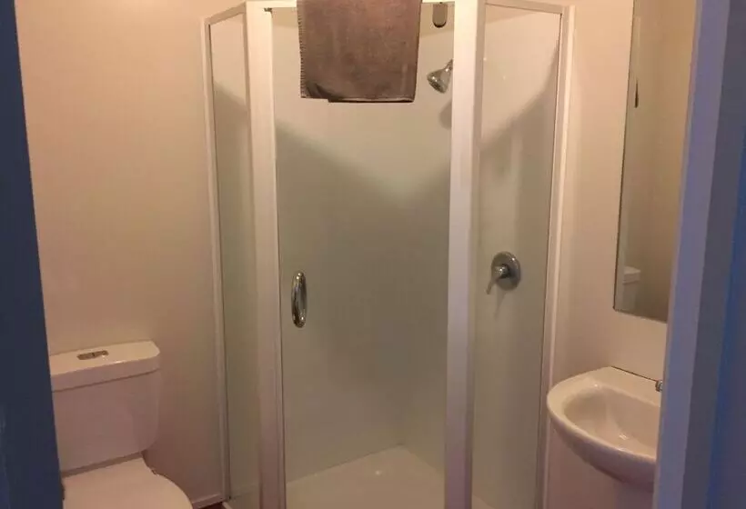 הוסטל Tiki Lodge Backpackers