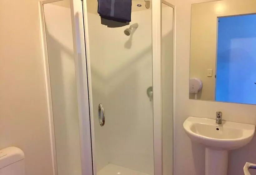 הוסטל Tiki Lodge Backpackers