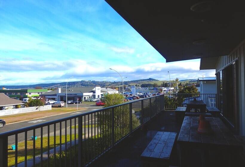 הוסטל Tiki Lodge Backpackers