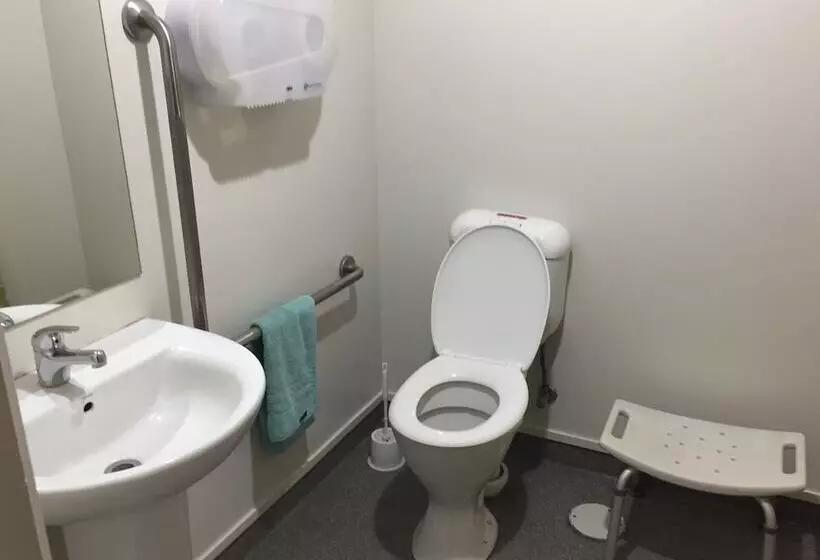 הוסטל Tiki Lodge Backpackers