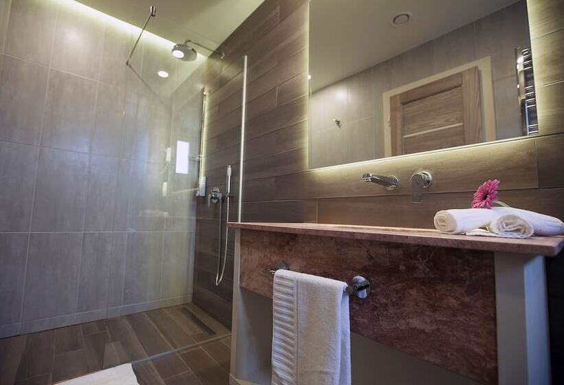 Exclusive Hotel & More