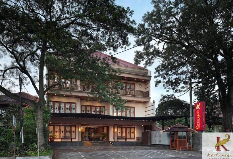 Отель Kertanegara Premium Guest House