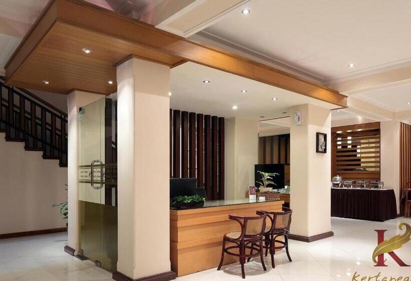 Отель Kertanegara Premium Guest House