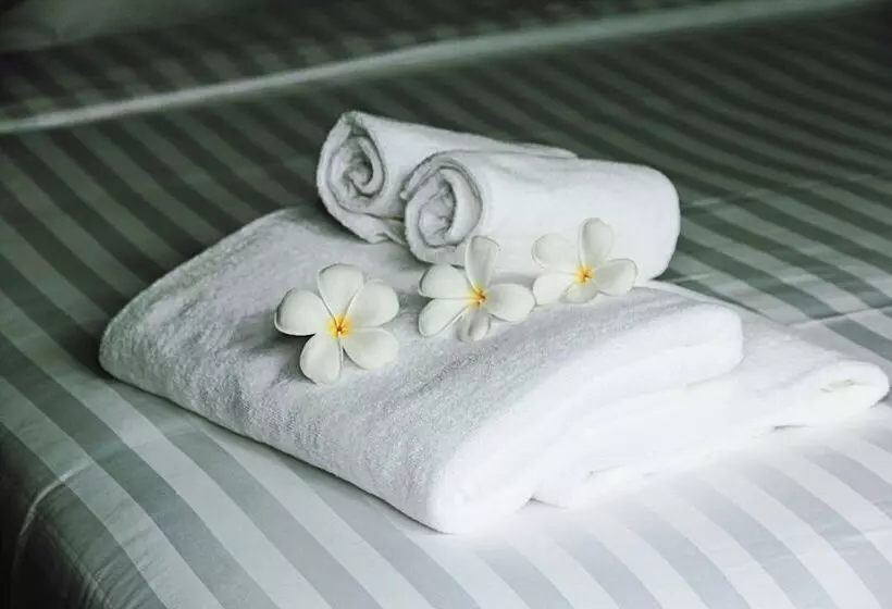 酒店 Maenam Bay Resort