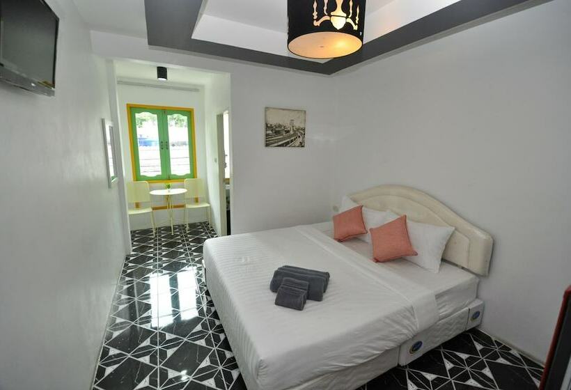 Пансион Sidewalk Boutique