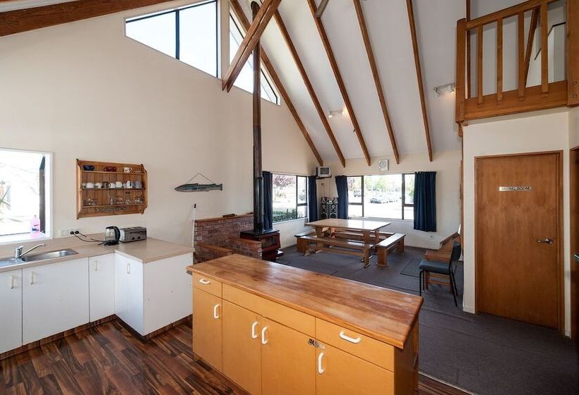 פנסיון Snow Denn Lodge