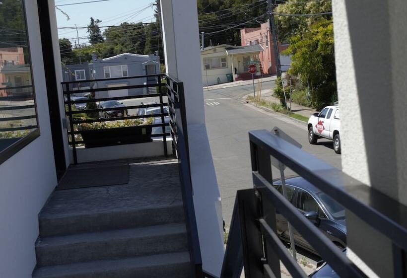 住所  Dimond Abode Vacation Rental 3428