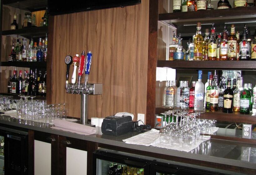 בית מלון כפרי Billy Barker Casino