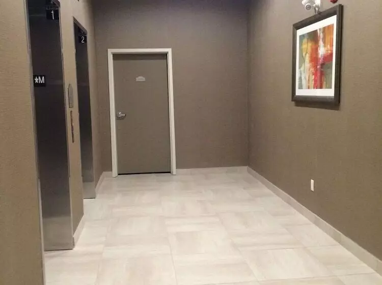 Отель Meridian Inn & Suites Lloydminster