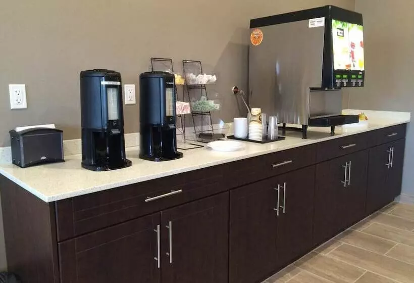 Отель Meridian Inn & Suites Lloydminster