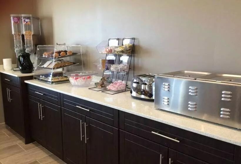 Отель Meridian Inn & Suites Lloydminster