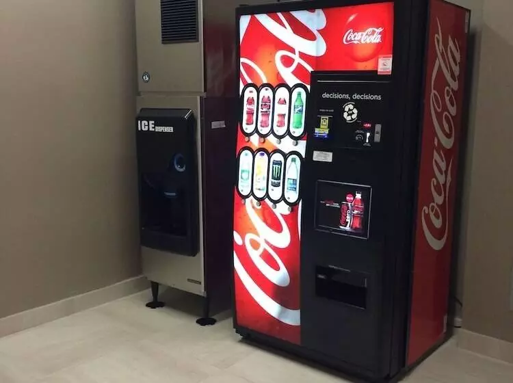 Отель Meridian Inn & Suites Lloydminster