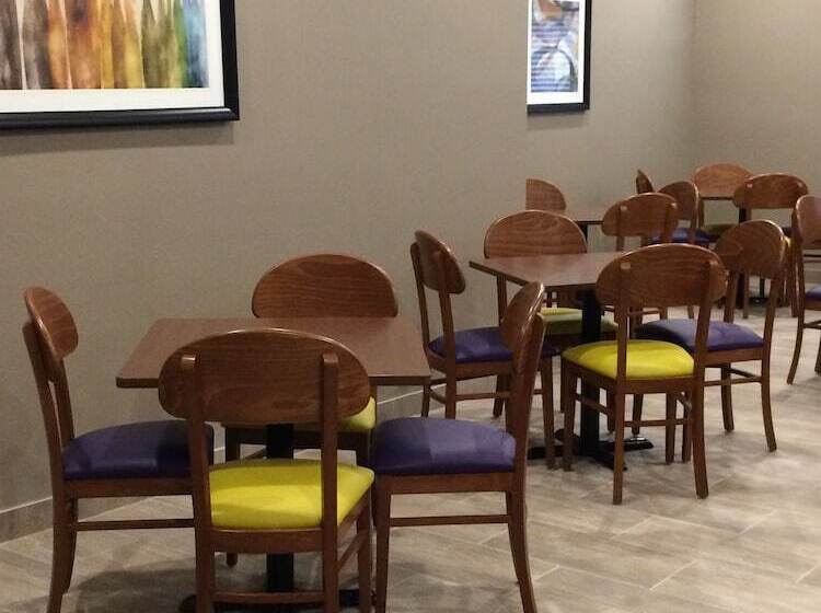 בית מלון כפרי Meridian Inn & Suites Lloydminster