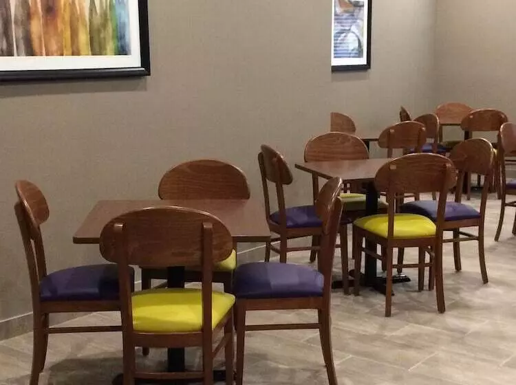 Отель Meridian Inn & Suites Lloydminster