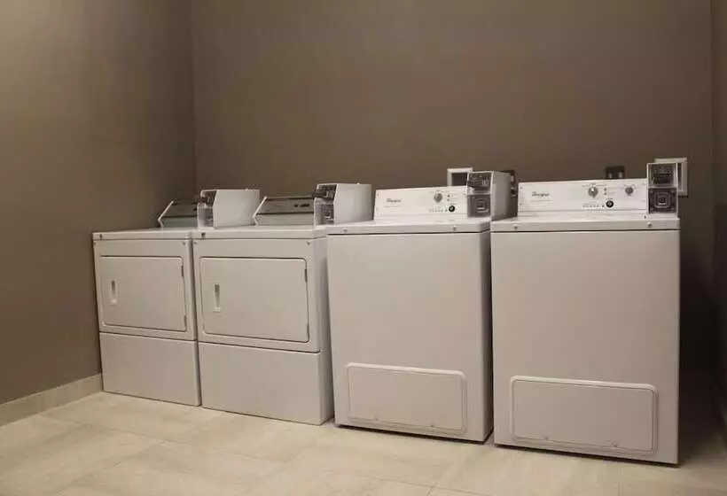 Отель Meridian Inn & Suites Lloydminster