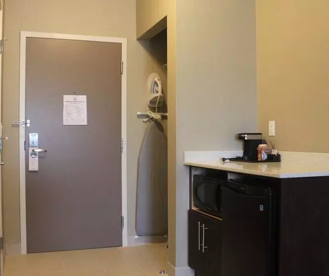 Отель Meridian Inn & Suites Lloydminster