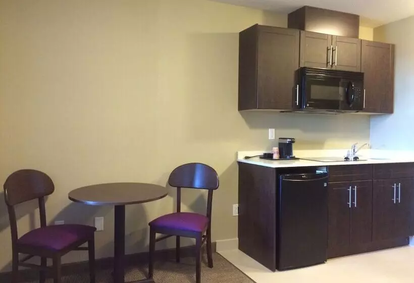 Отель Meridian Inn & Suites Lloydminster