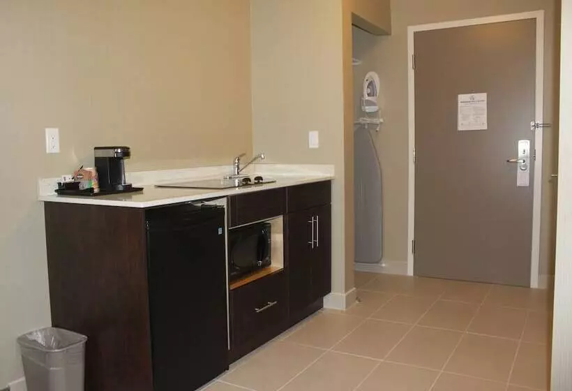 Отель Meridian Inn & Suites Lloydminster