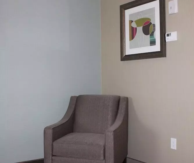 Отель Meridian Inn & Suites Lloydminster