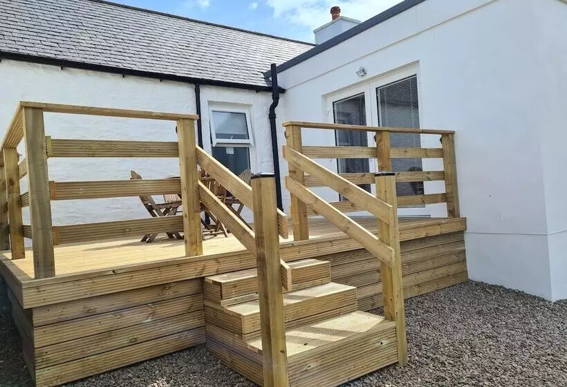 Beautiful 2 Bed Semi Rural Cottage Enclosed Garden