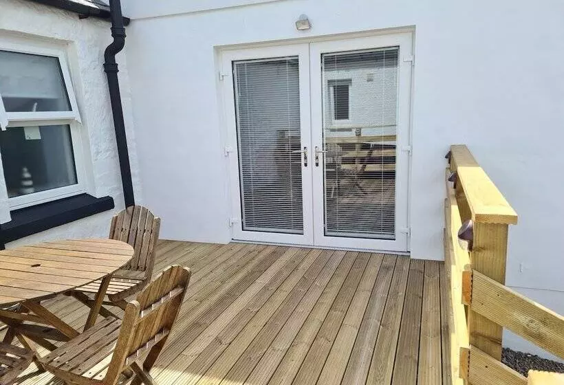 Beautiful 2 Bed Semi Rural Cottage Enclosed Garden