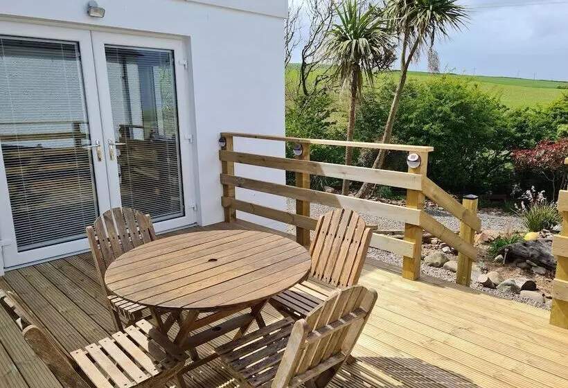 Beautiful 2 Bed Semi Rural Cottage Enclosed Garden