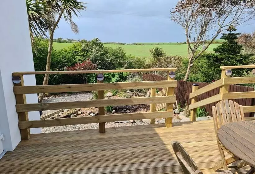 Beautiful 2 Bed Semi Rural Cottage Enclosed Garden