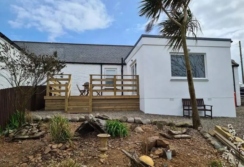 Beautiful 2 Bed Semi Rural Cottage Enclosed Garden