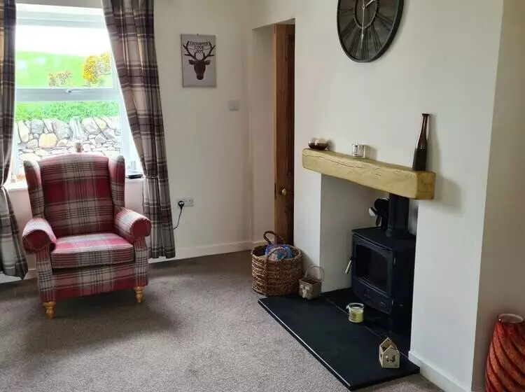 Beautiful 2 Bed Semi Rural Cottage Enclosed Garden