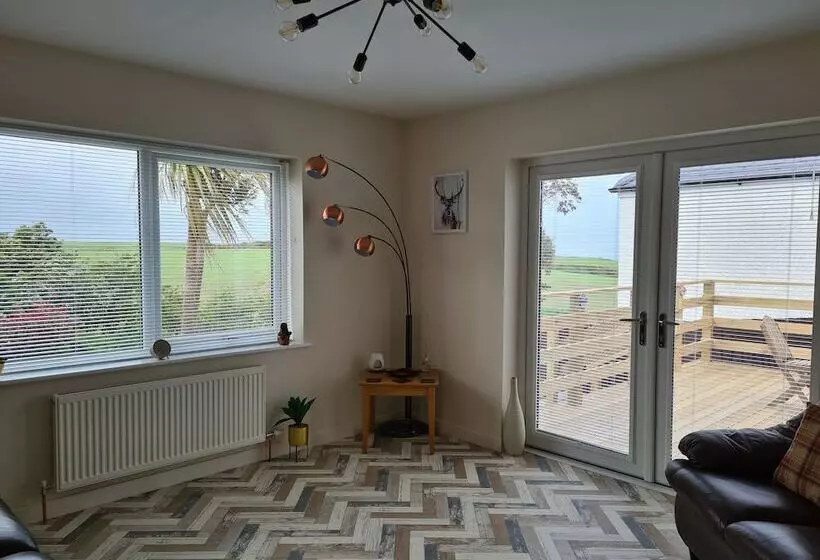 Beautiful 2 Bed Semi Rural Cottage Enclosed Garden