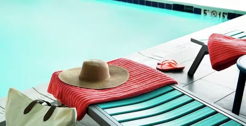 Отель Home2 Suites By Hilton Milwaukee West