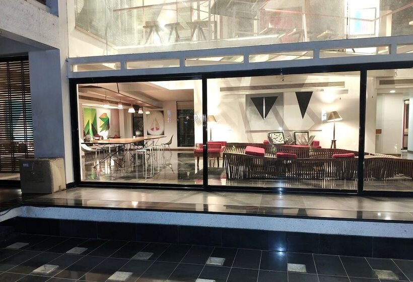 בית מלון כפרי The Sky Imperial Aarivaa Luxury Homestay