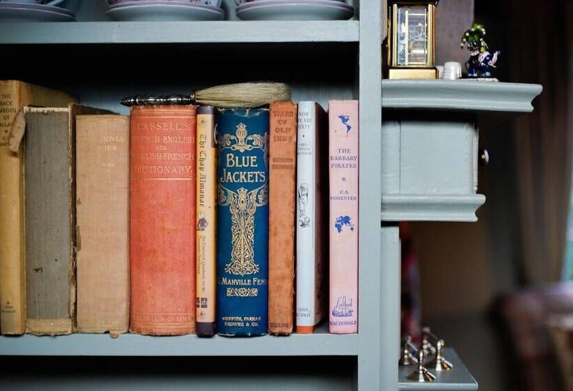 Lovely 4 Bed House In Village Of Sandhurst