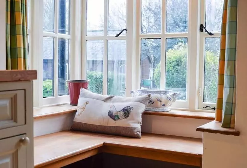 Lovely 4 Bed House In Village Of Sandhurst