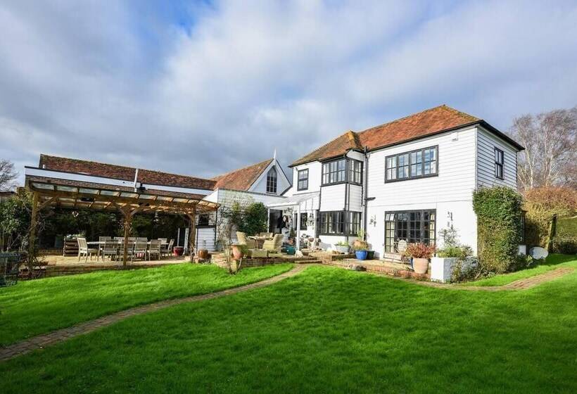 Lovely 4 Bed House In Village Of Sandhurst