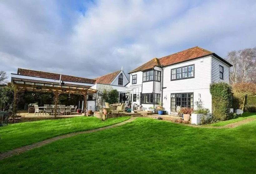 Lovely 4 Bed House In Village Of Sandhurst