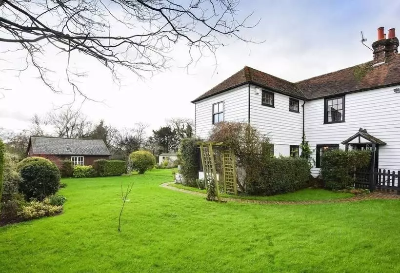 Lovely 4 Bed House In Village Of Sandhurst