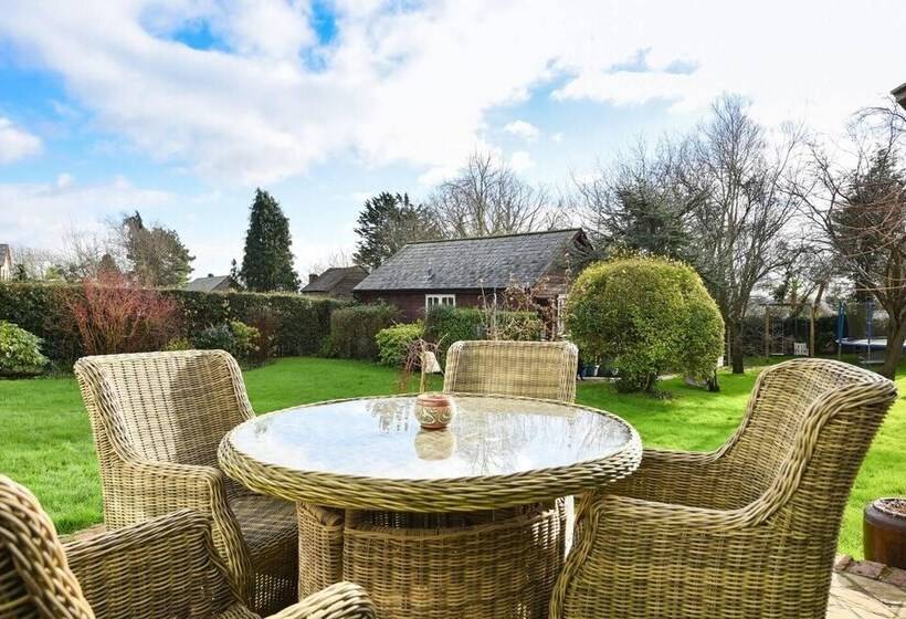 Lovely 4 Bed House In Village Of Sandhurst