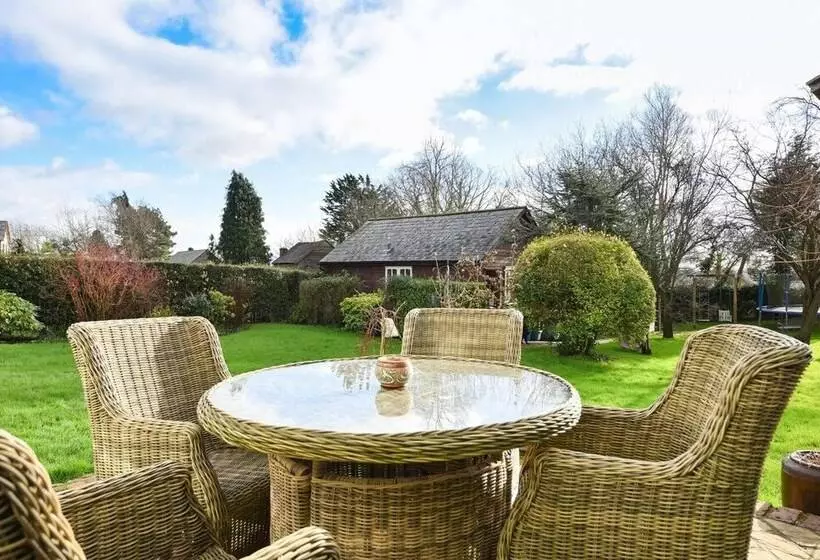 Lovely 4 Bed House In Village Of Sandhurst